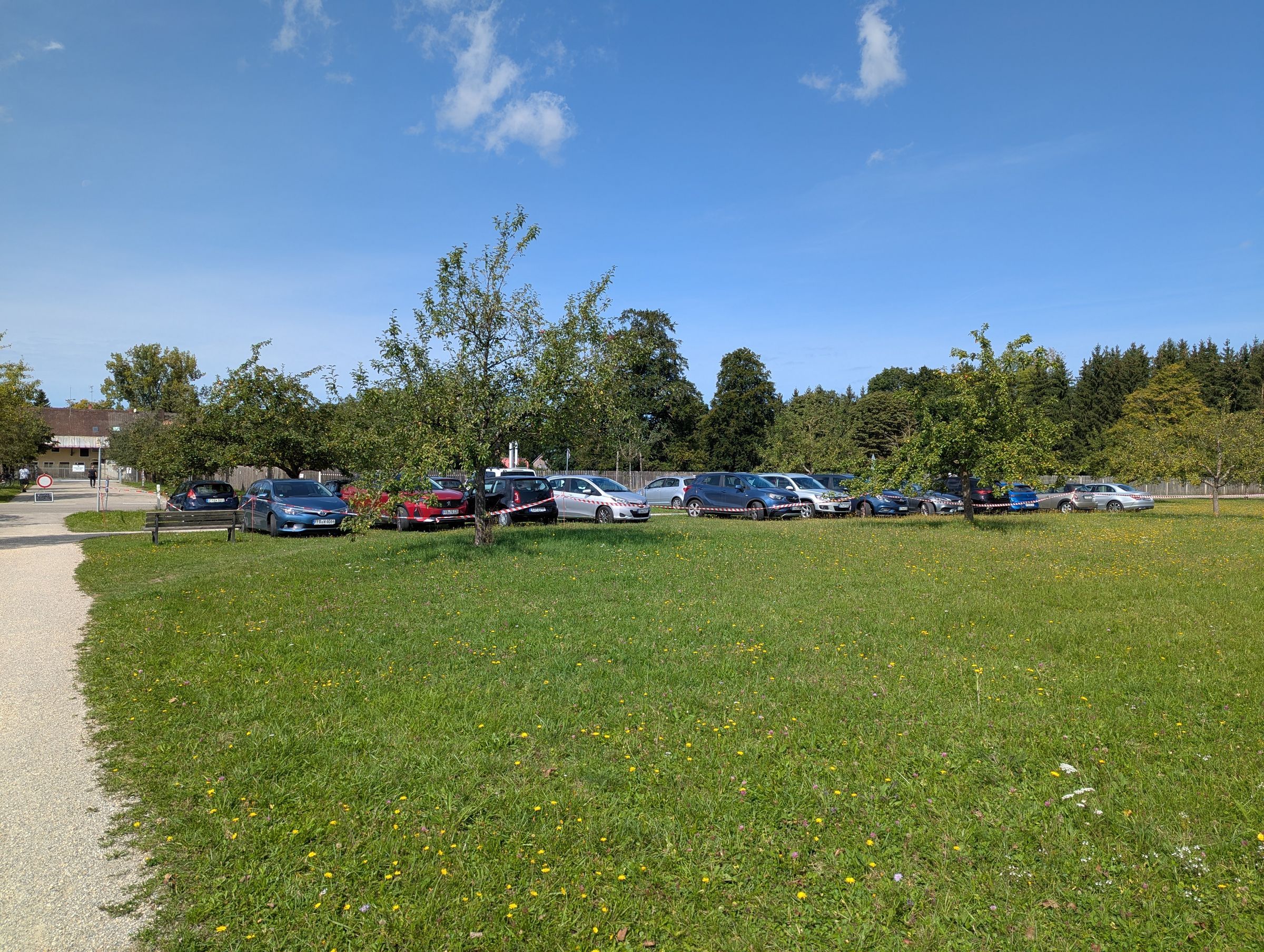 13.09.2025: Parkplatzsituation Grillfest Gartenbauverein - es genügt ein kleiner Bereich, keine Mahd des kompletten Streuobstwiese-Bereichs erforderlich, Foto: S. Roelcke BN Krailling