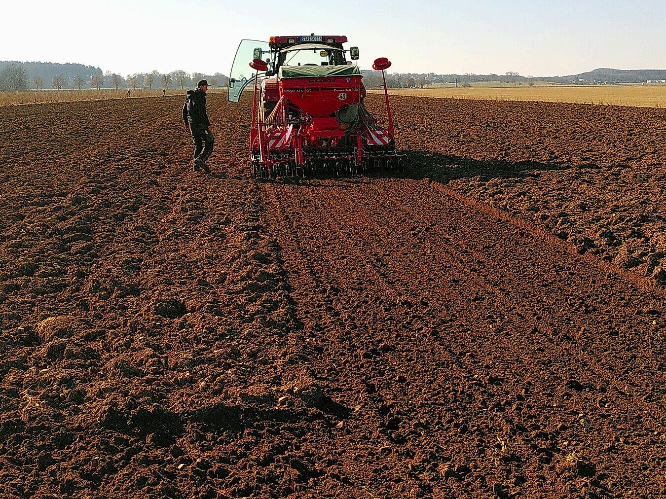 Ein Streifen Sommergerste wird in der Mitte des Ackerwildkrautackers ausgesät