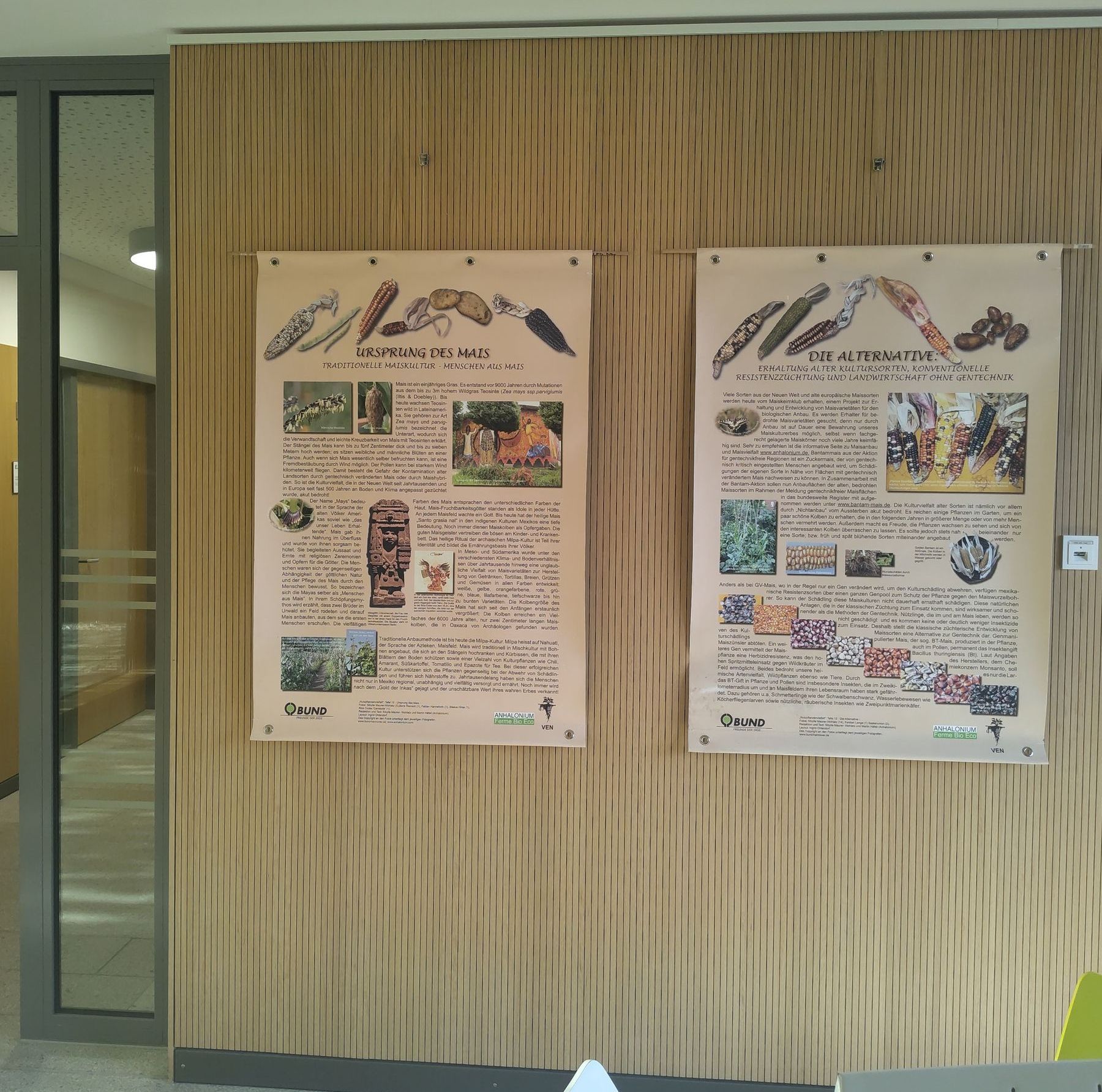 zwei der zwölf Plakate der Ausstellung