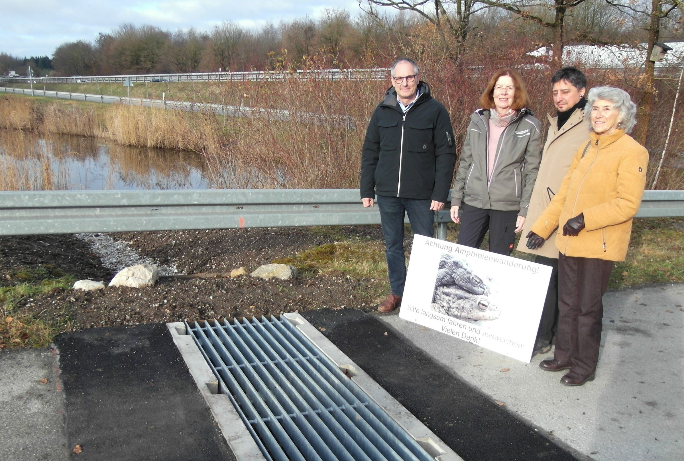 Freuen sich über die neue Amphibien-Stopprinne beim Autobahnweiher